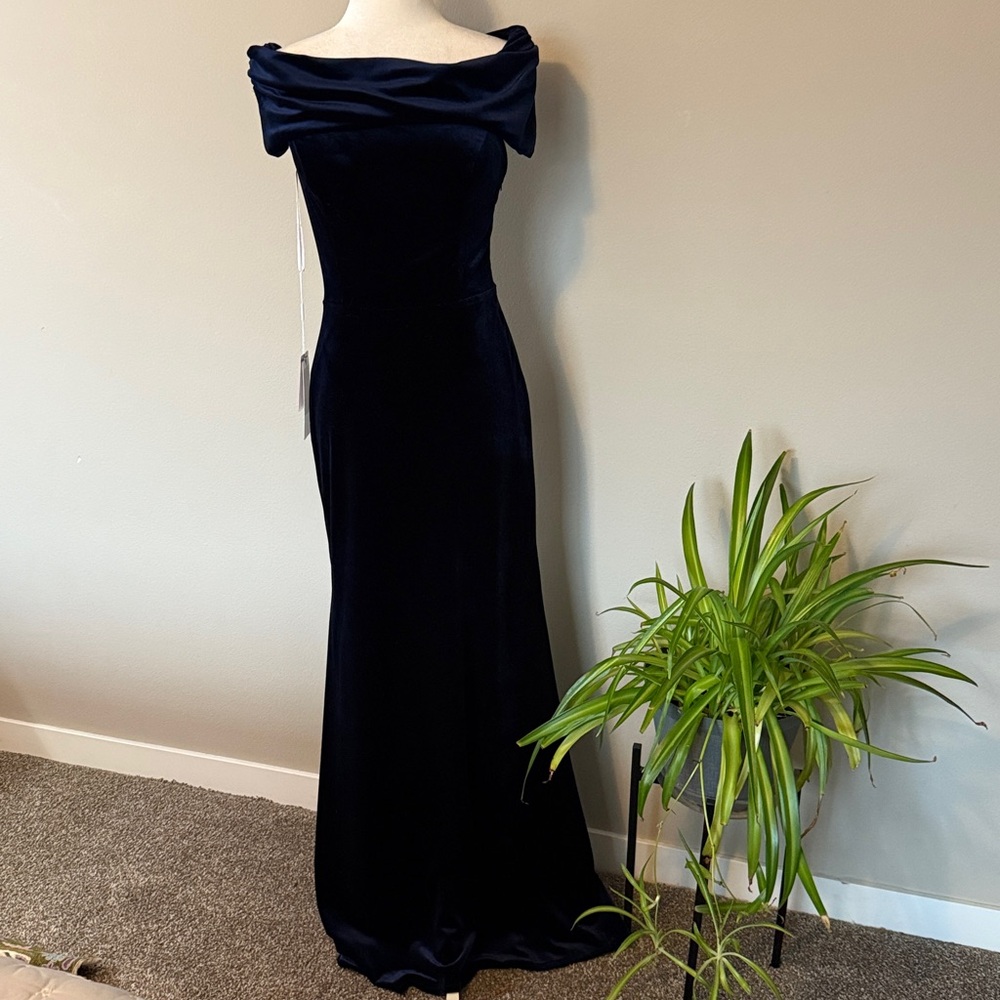 J J’s House NEWSheath/Column Off Shoulder Floor-Length Velvet Dress Dark Navy 6 - Picture 3 of 12
